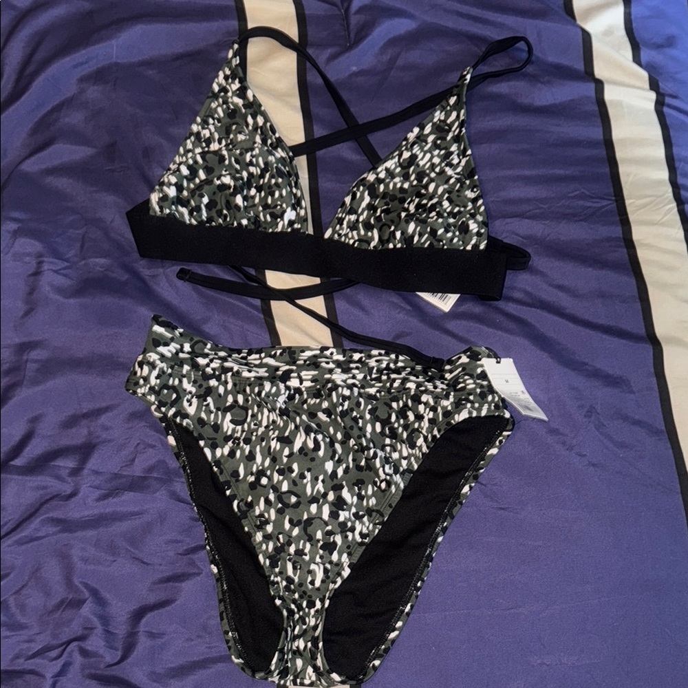 Stylish Black and White Women's Swim Set